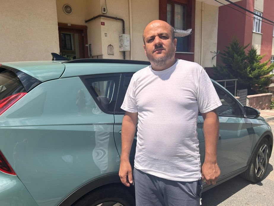 Kavga eden genç sinirini arabadan çıkardı