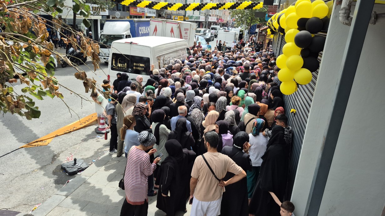 Sultangazi’de mağaza açılışında ’indirim’ izdihamı