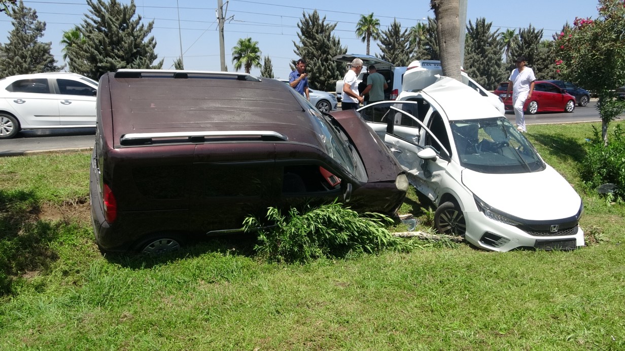 Ortalığı savaş alanına çevirdi: Önce 3 araca ardından sivil polis aracına çarptı: 2 polis yaralı