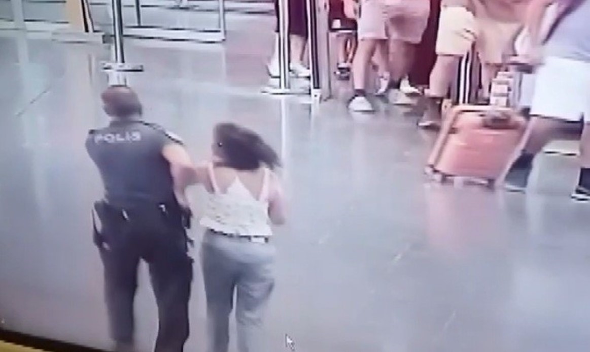 Valizinin kaybolduğunu iddia eden alkollü kadın terminali ayağa kaldırdı... O anlar kamerada