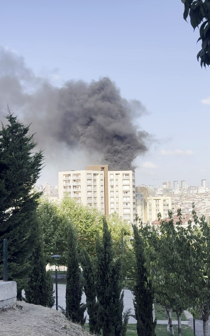 Bağcılar’da 15 katlı apartmandan alevler yükseldi