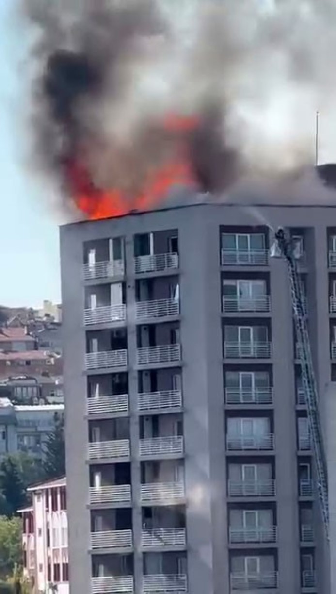 Bağcılar’da 15 katlı apartmandan alevler yükseldi