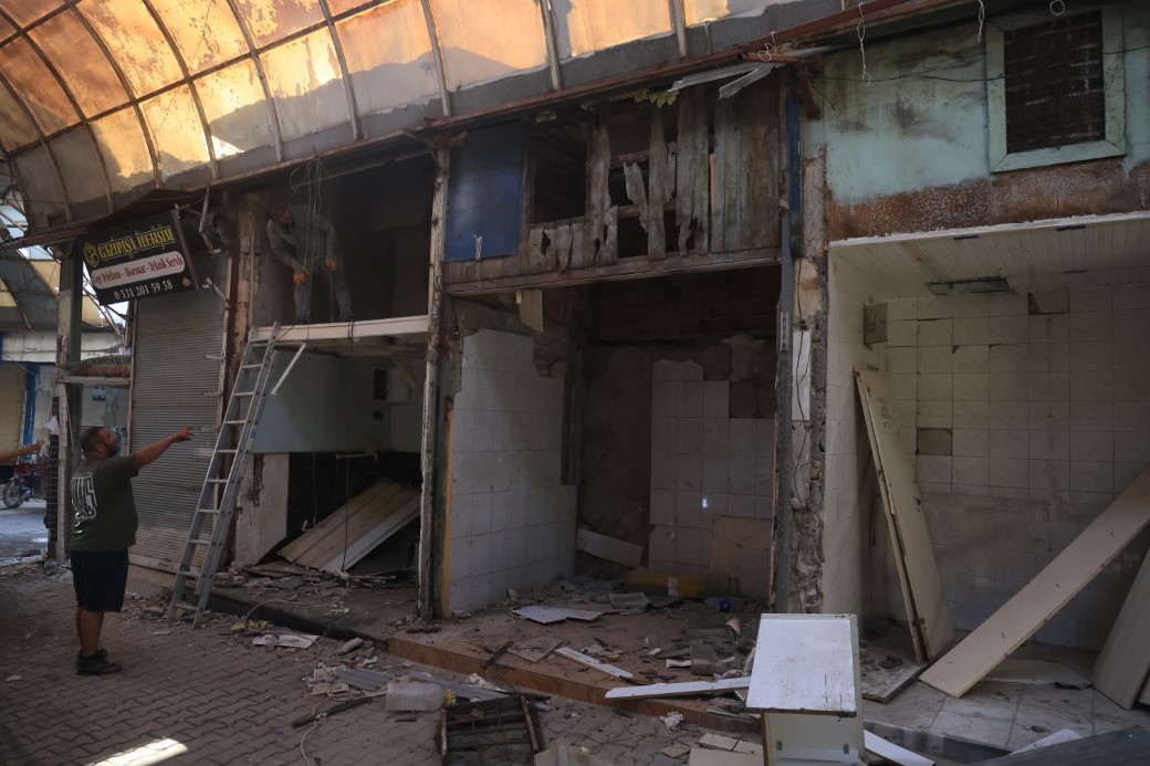 Asrın felaketinde hasar alan Tarihi Uzun Çarşı’da restorasyon çalışması yıkımla başladı