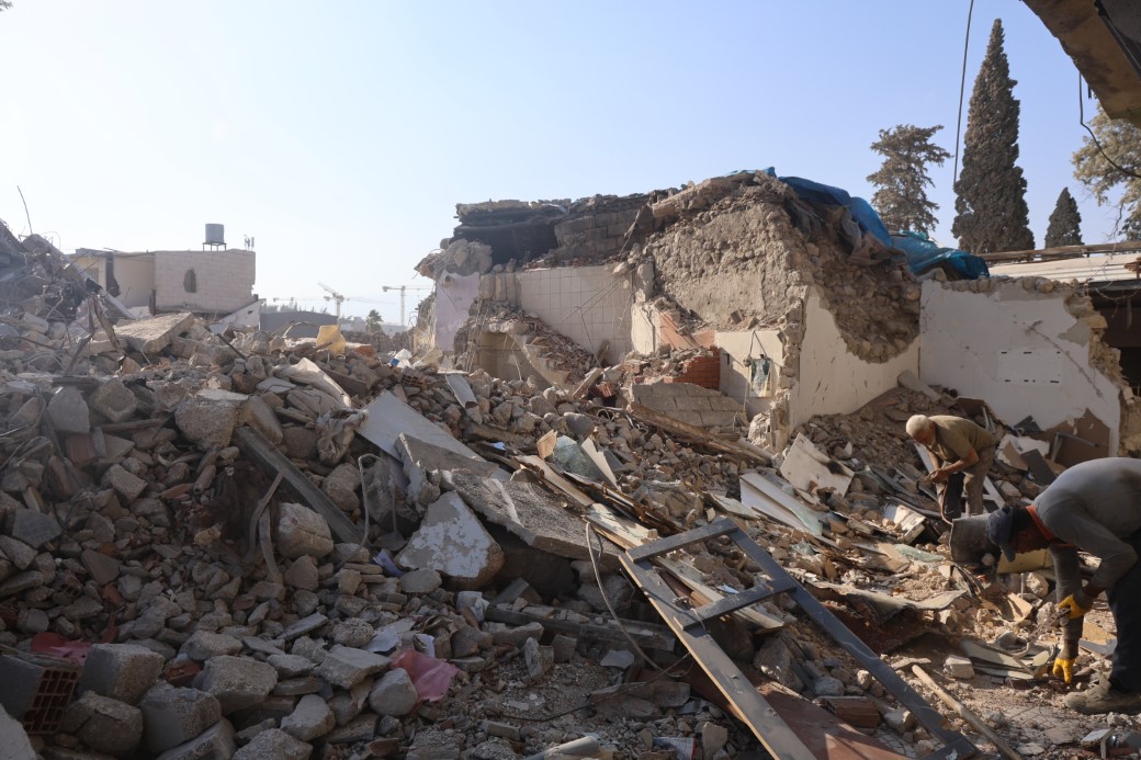 Asrın felaketinde hasar alan Tarihi Uzun Çarşı’da restorasyon çalışması yıkımla başladı