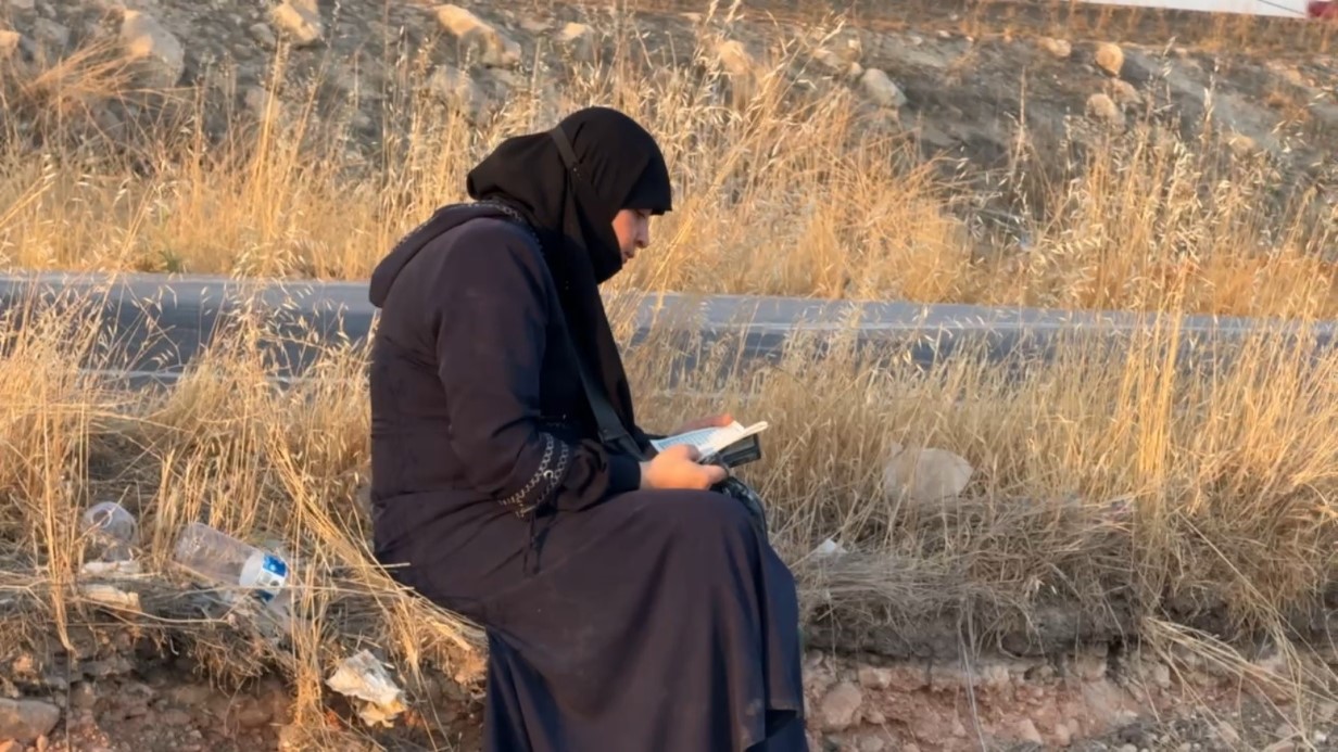 Ters dönen araçtan çıkan kadın oturup Kuran’ı Kerim okudu