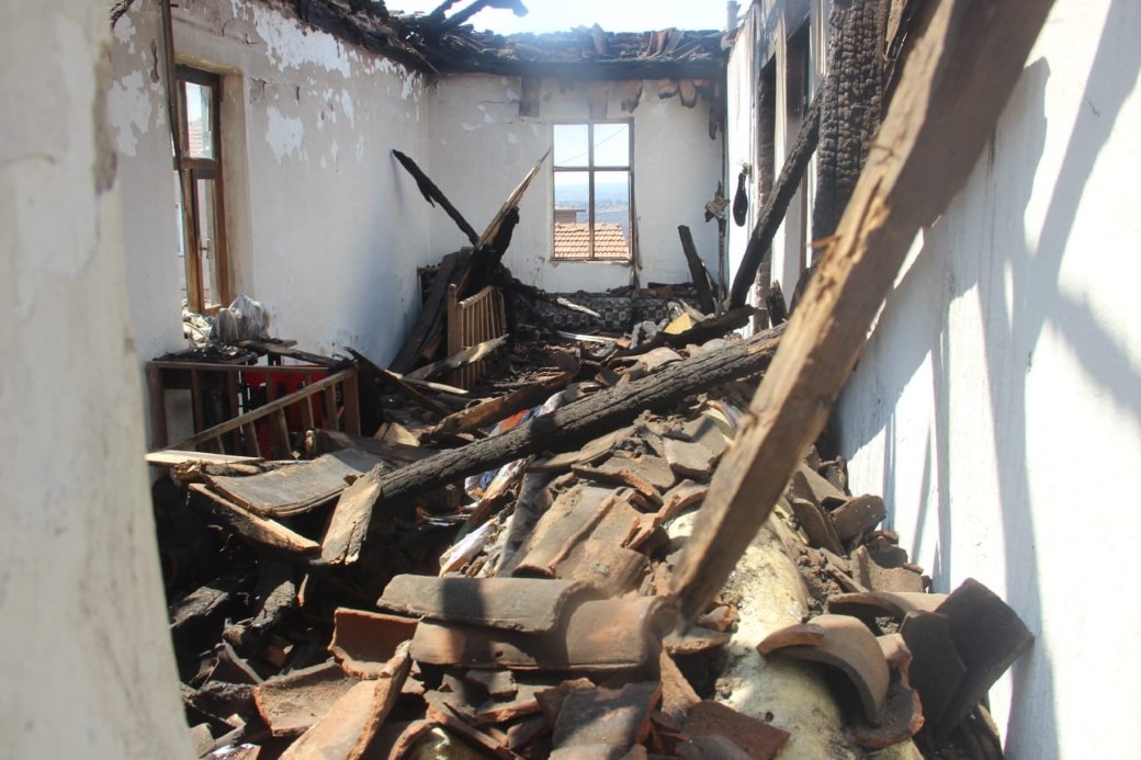 Evi yandı, çatısı çöktü, Kur’an-ı Kerim’ler sapasağlam kaldı