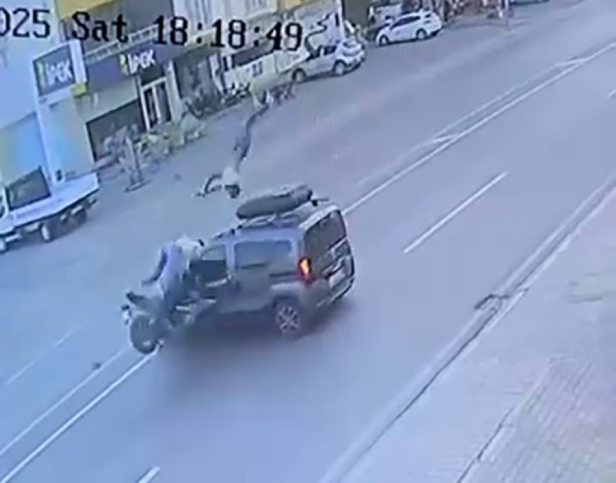 Kaza yapan motosikletteki yolcu, havada üç takla attı
