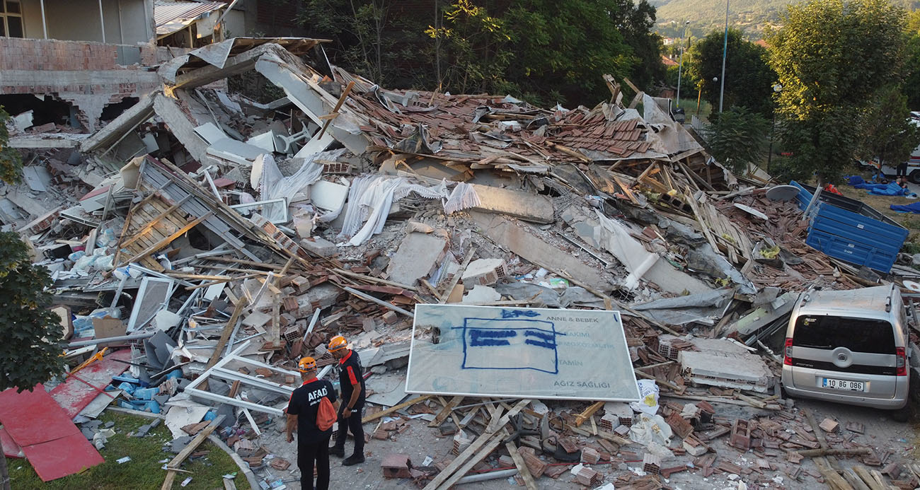 Sındırgı depreminde çöken bina sabahın ilk ışıkları ile havadan görüntülendi