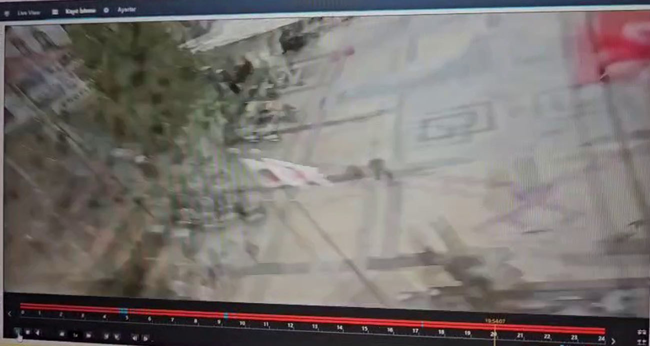 Balıkesir’deki 6.1 büyüklüğündeki deprem kamerada... Güvenlik kamerası bile sarsıntıya dayanmadı