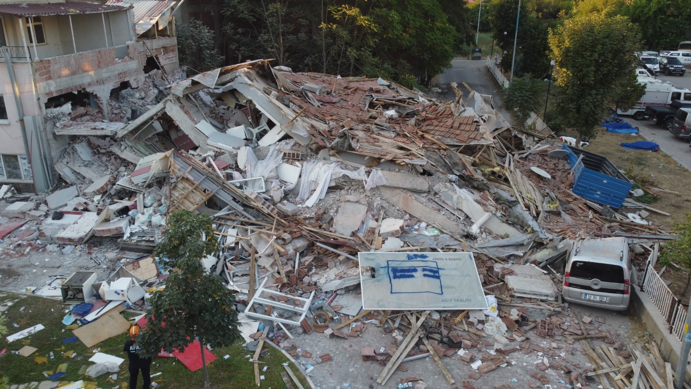 Sındırgı depreminde çöken bina sabahın ilk ışıkları ile havadan görüntülendi