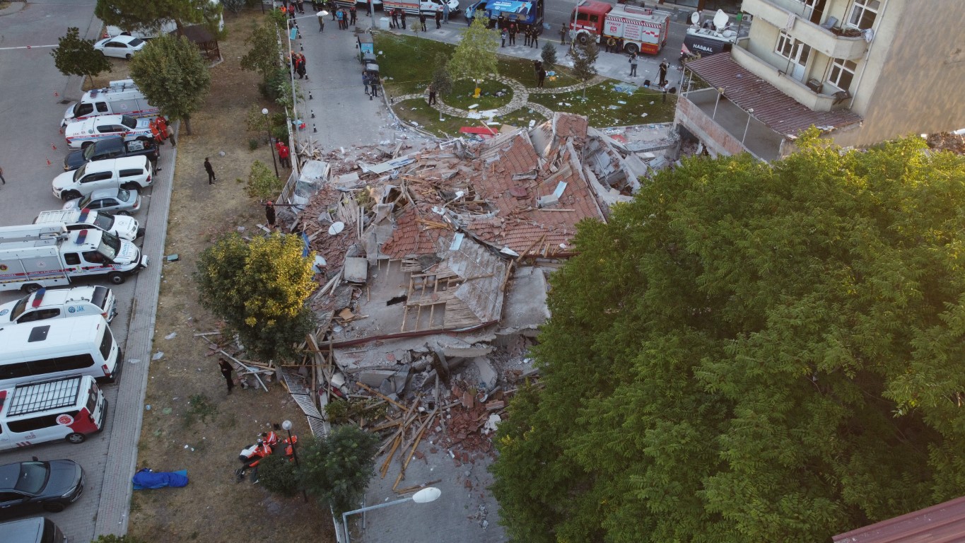 Sındırgı depreminde çöken bina sabahın ilk ışıkları ile havadan görüntülendi