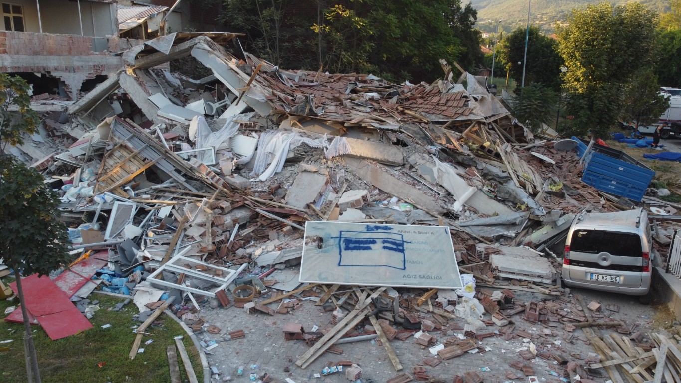 Sındırgı depreminde çöken bina sabahın ilk ışıkları ile havadan görüntülendi