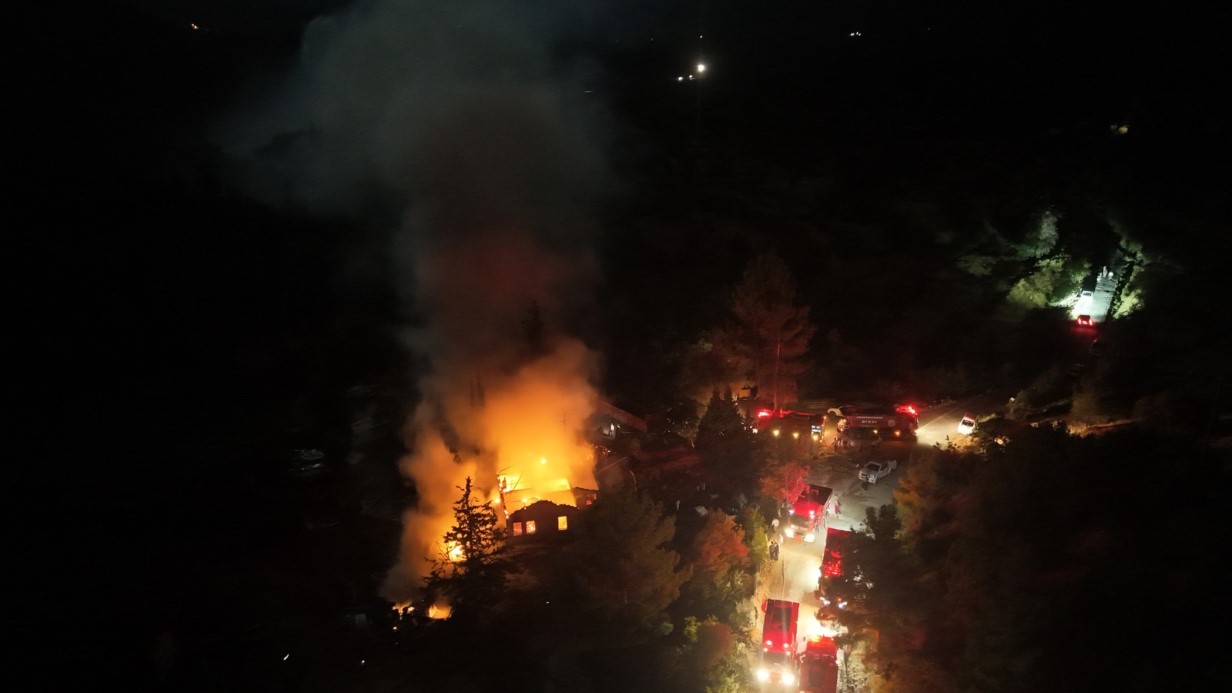 Antalya’da kereste fabrikasının lojmanı alev alev yandı, büyük panik yaşandı