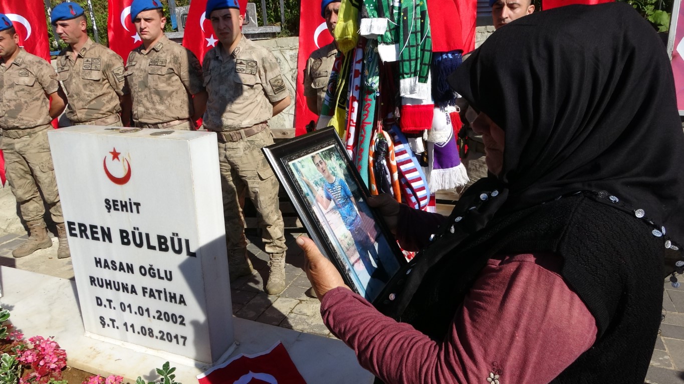 Şehit Eren Bülbül, şehadetinin 8. yılında mezarı başında anıldı