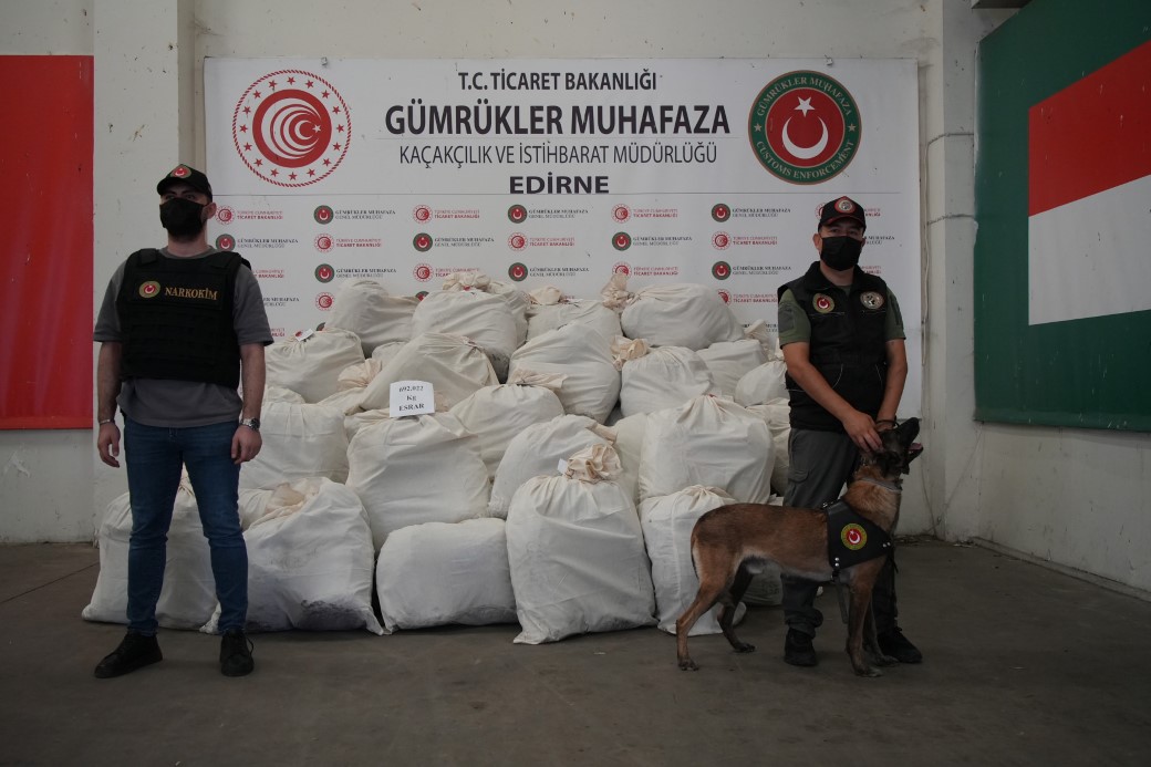 Kapıkule’de boya kutularında 692 kilo esrar yakalandı: 10 gözaltı