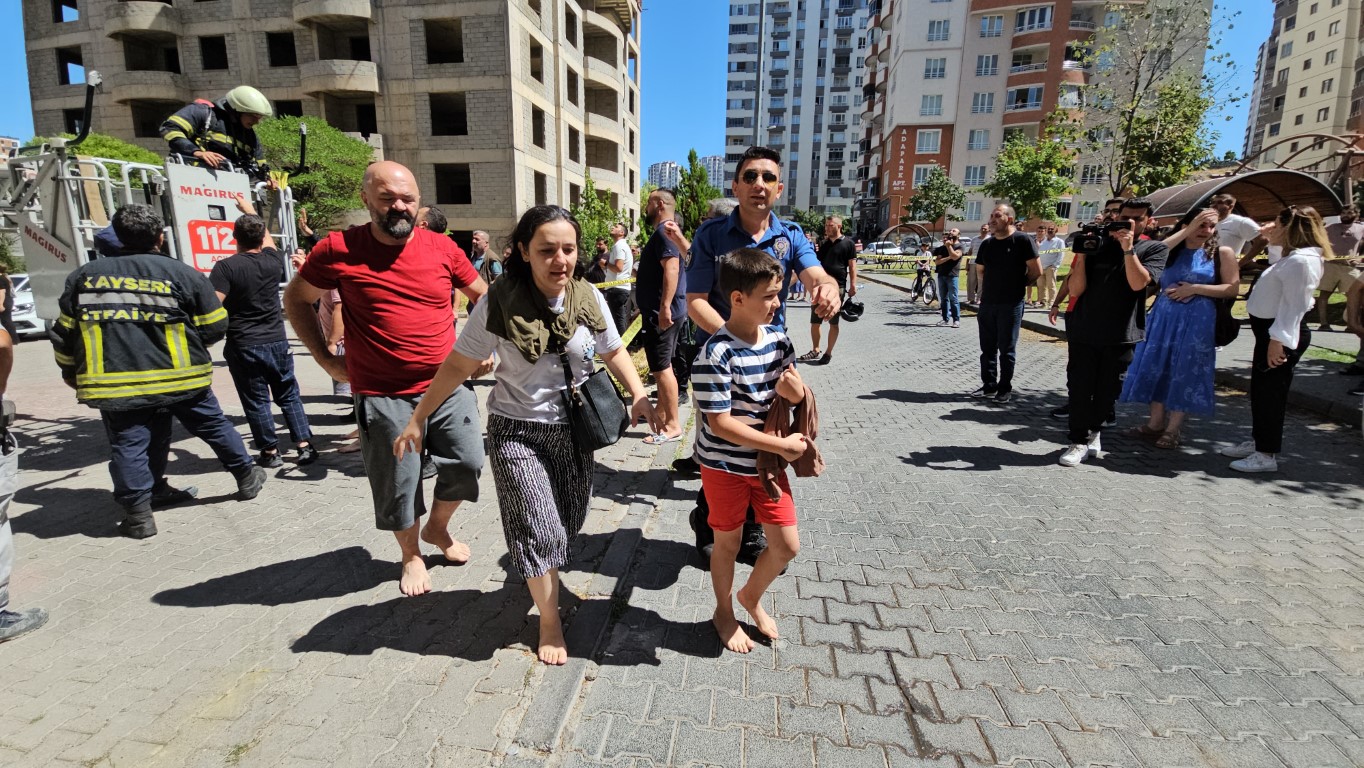 Yangında mahsur kalanlar kurtarılmaya başlandı, çocuklarına kavuşan aileler gözyaşlarına boğuldu