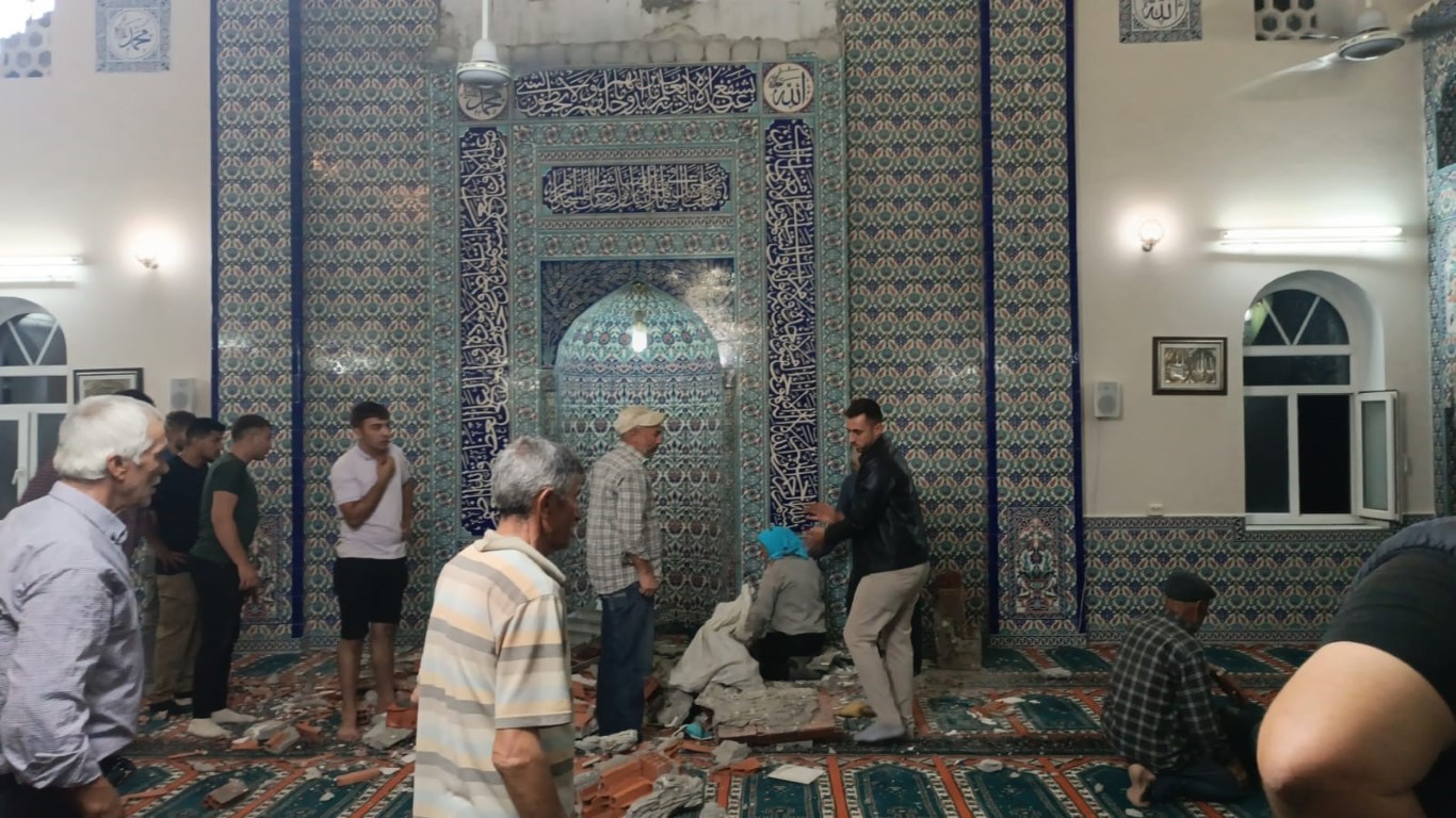 Depremde hasar gören camiye giden kişi hayatını kaybetti