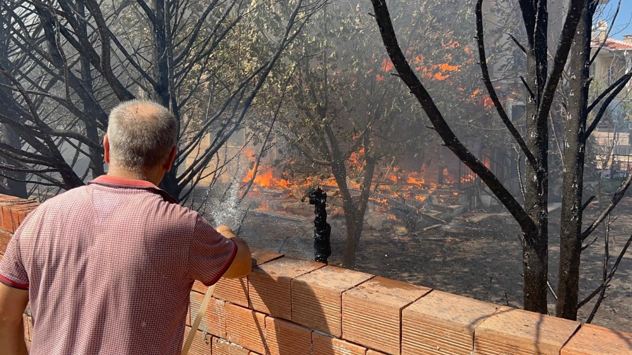 Çanakkale’de ormanlık alana sıçrayan yangında villalar yandı