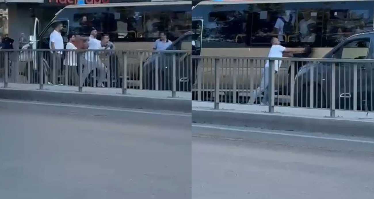 Minibüs şoförü yola atladı, korna çalan sürücüyü tekme tokat dövdü