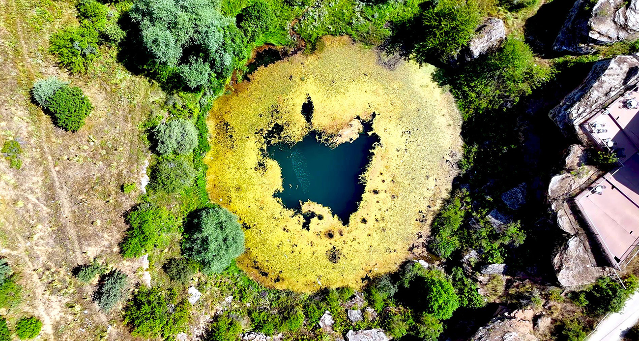 Timsah gözünü andıran Dipsizgöl’e ziyaretçi akını