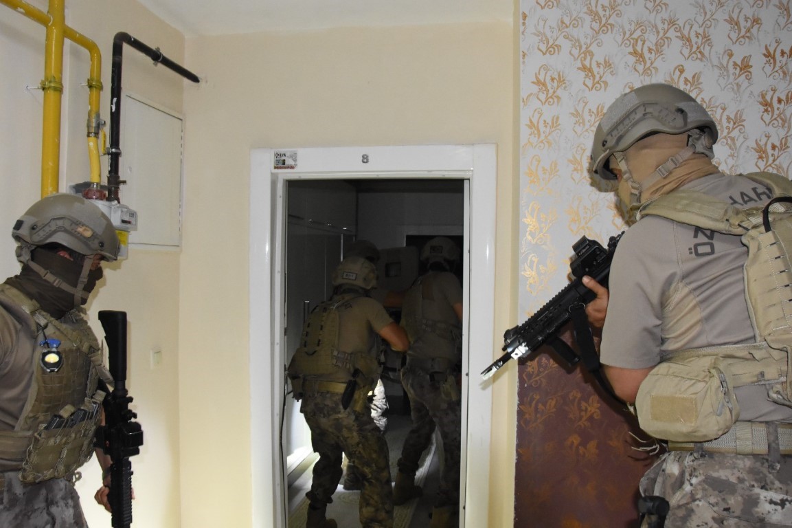 Mersin’de özel harekat destekli operasyon: Aranan şahıs bazadan çıktı