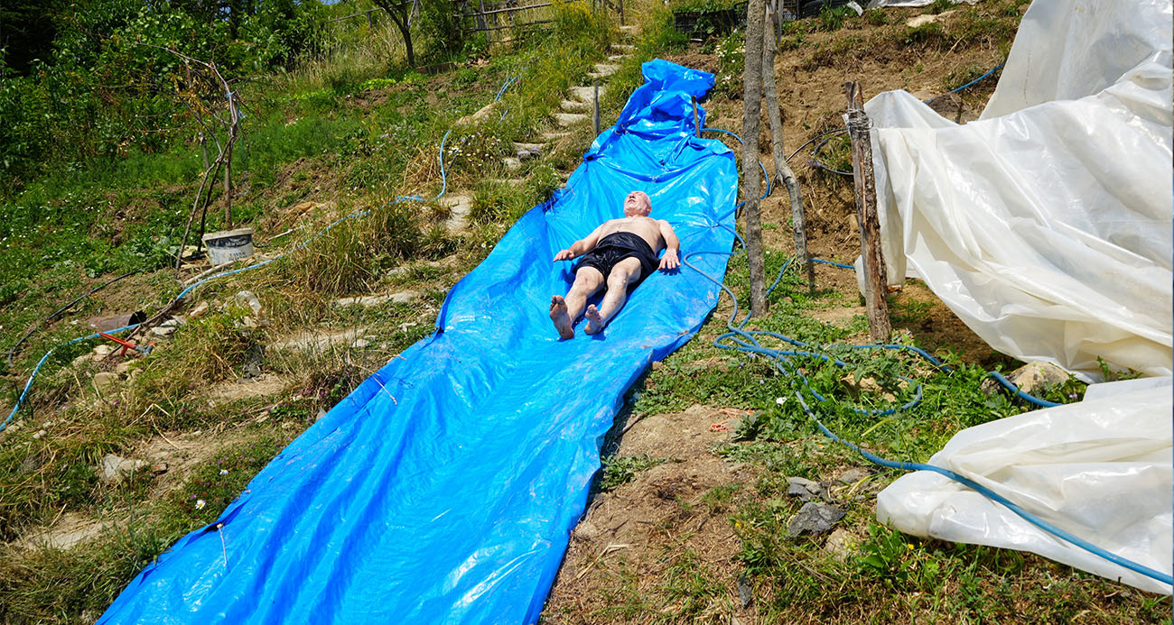 Yaz sıcağına ilginç çözüm: Köydeki evinin bahçesine kendi aquaparkını yaptı