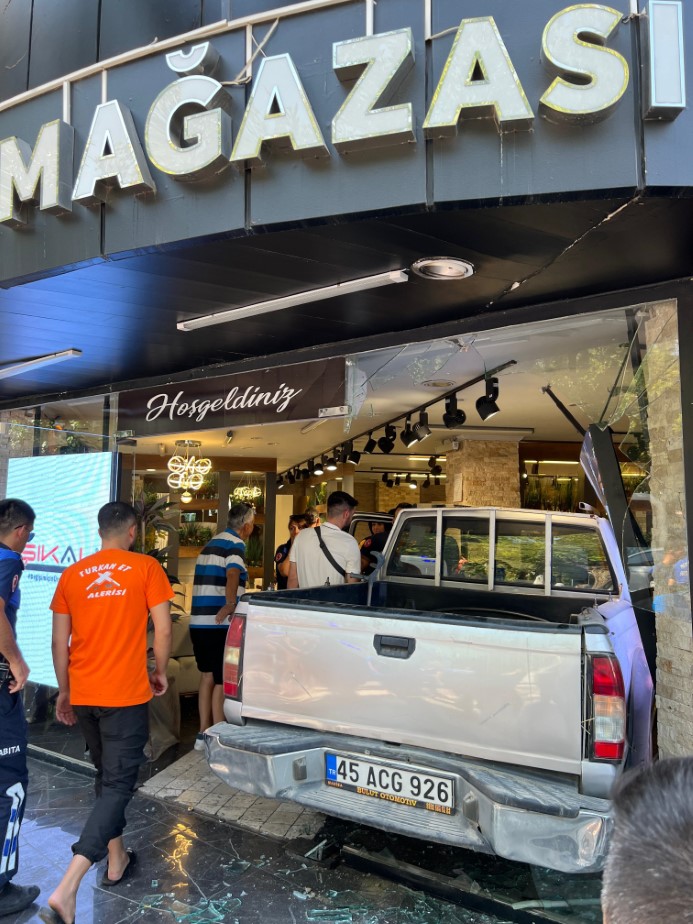 Sürücünün tansiyonu düştü, araç önündeki araca çarpıp mağazaya daldı