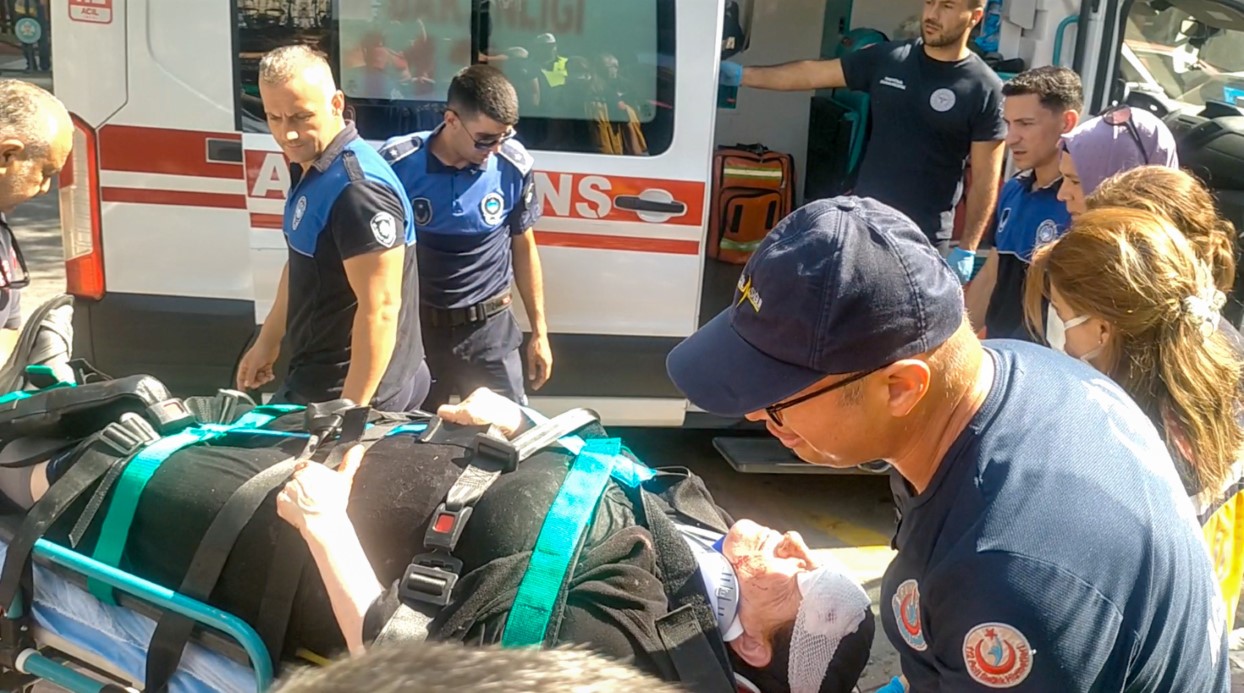 Sürücünün tansiyonu düştü, araç önündeki araca çarpıp mağazaya daldı