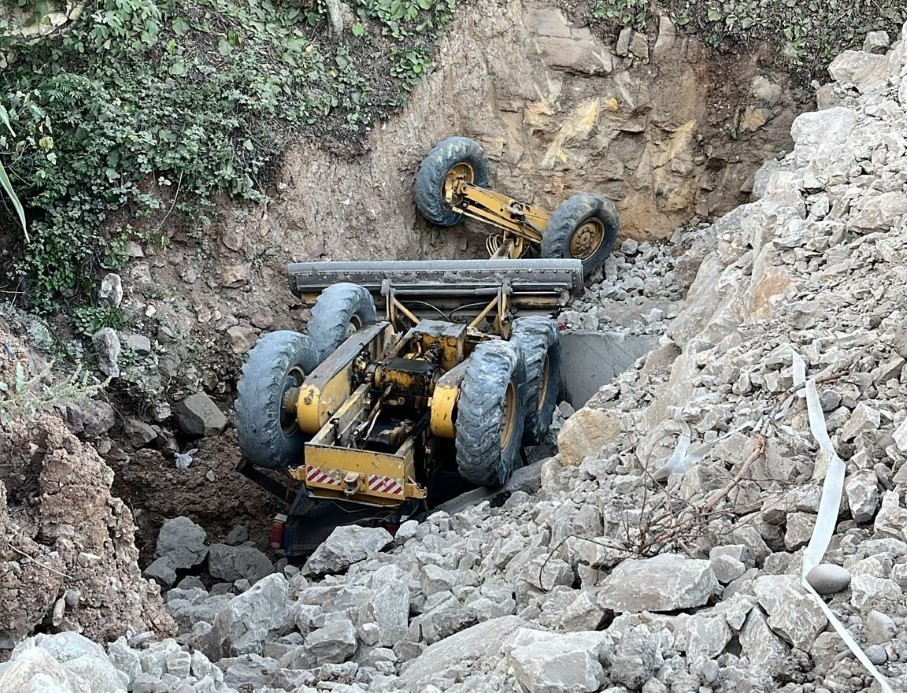 Ordu’da freni patlayan iş makinası uçuruma yuvalandı: O anlar kamerada