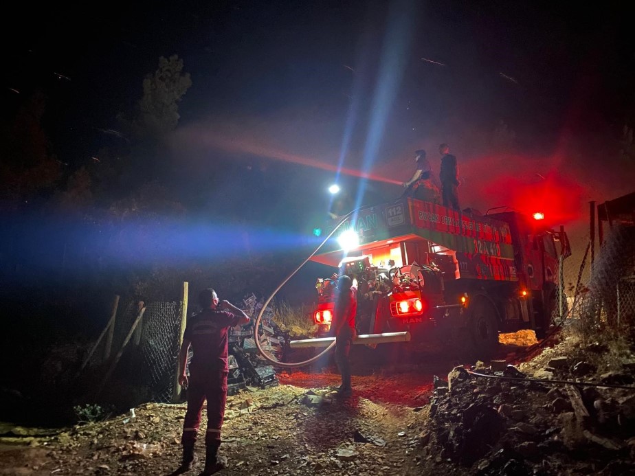 Mersin’de iki ilçede orman yangınları sürüyor