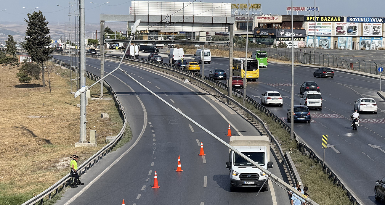 İstanbul'da rüzgar direk devirdi