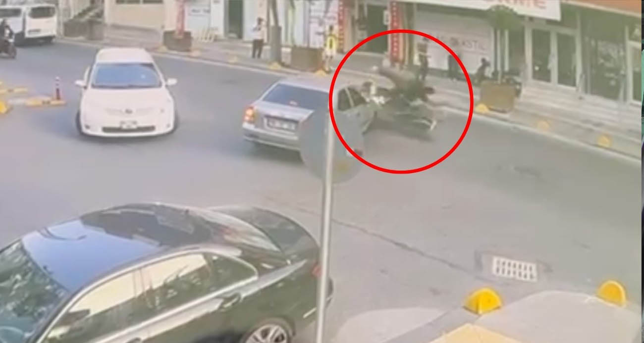 Kazada motosikletten fırlayan sürücü kameraya yansıdı