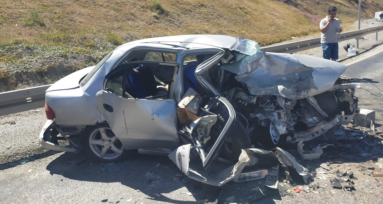 Erzincan’da iki otomobil çarpıştı: 3 ölü, 6 yaralı