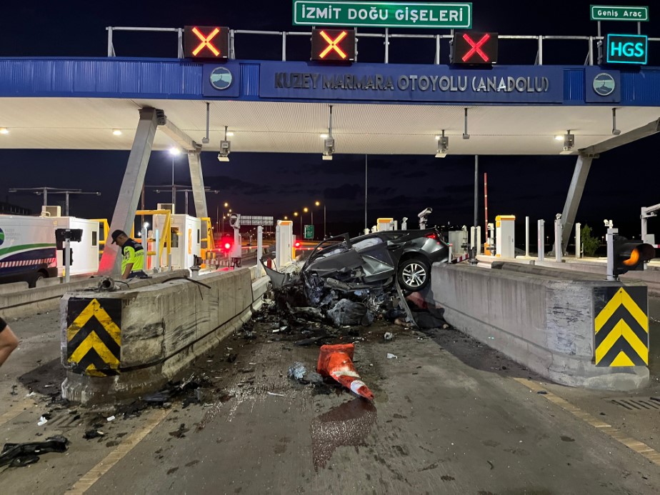 Kuzey Marmara Otoyolu’nda gişelerde feci kaza: Üst düzey yönetici hayatını kaybetti