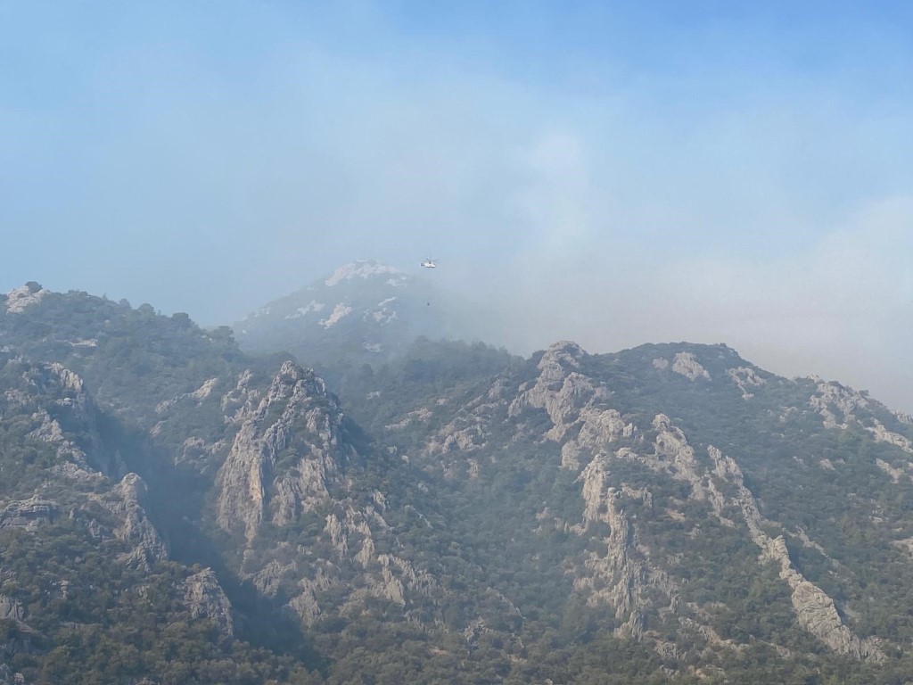Mersin Anamur’daki orman yangını sürüyor, ekipler havadan ve karadan müdahale ediyor