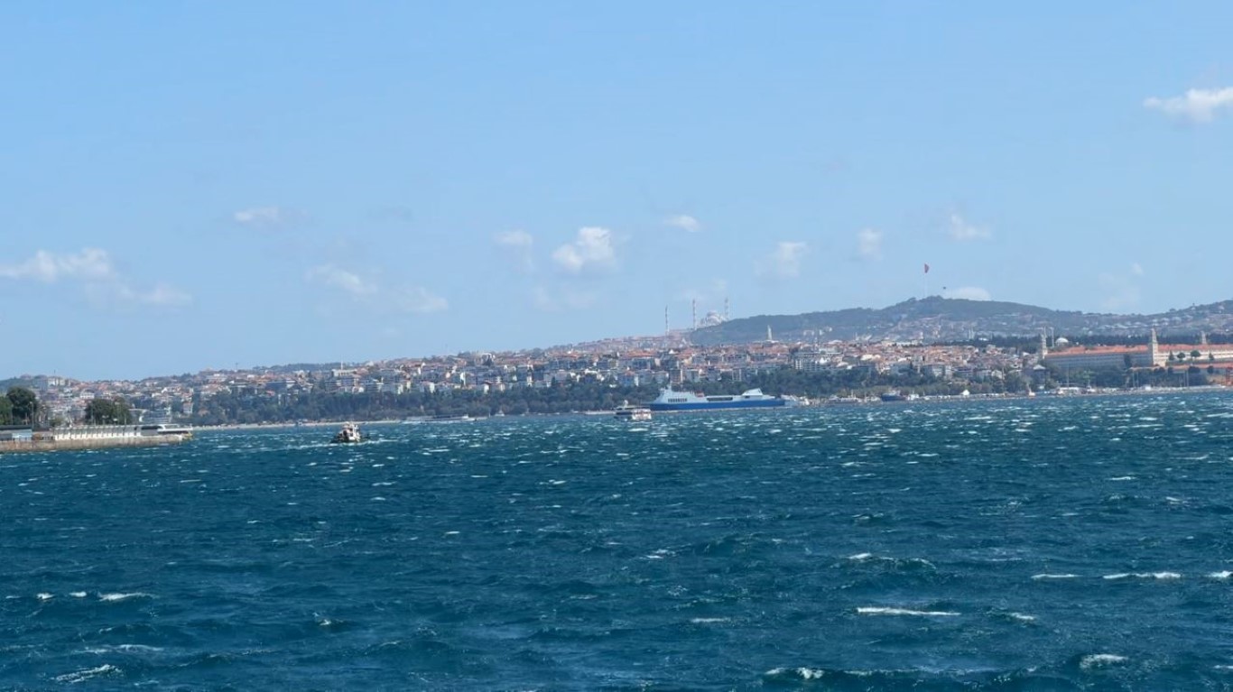 İstanbul’da kuvvetli rüzgar etkisini sürdürüyor
