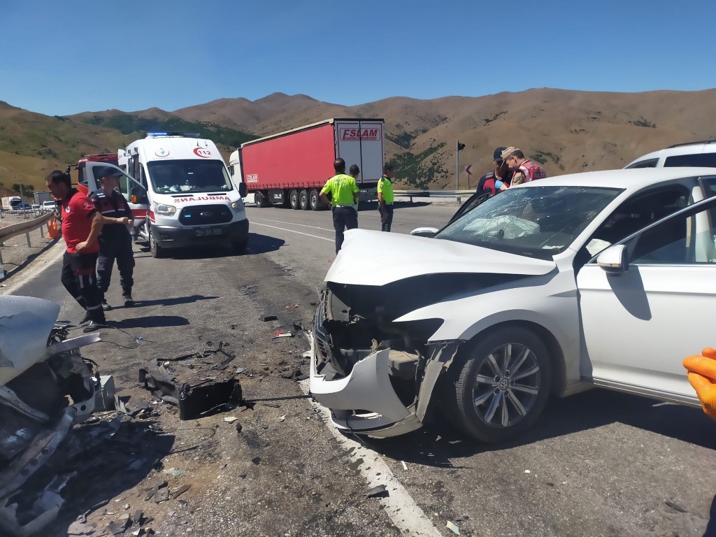 Erzincan’da iki otomobil çarpıştı: 3 ölü, 6 yaralı