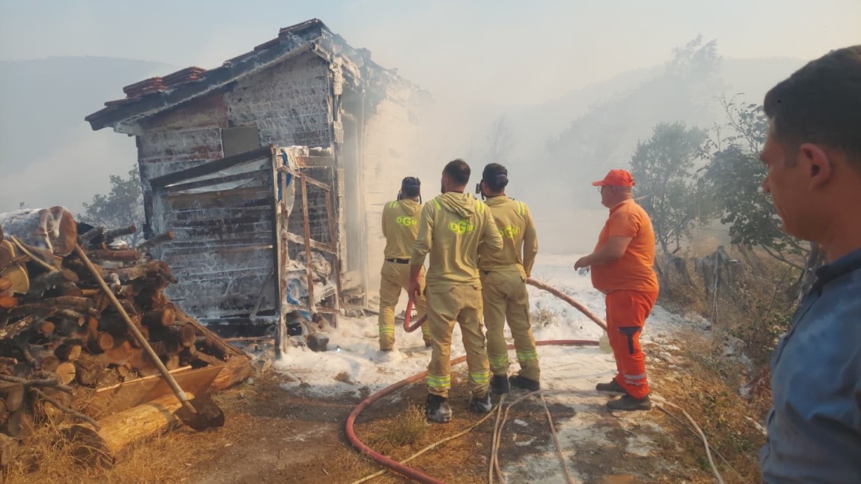 Kocaeli’de ormanı yangını nedeniyle Akçat köyü boşaltılıyor