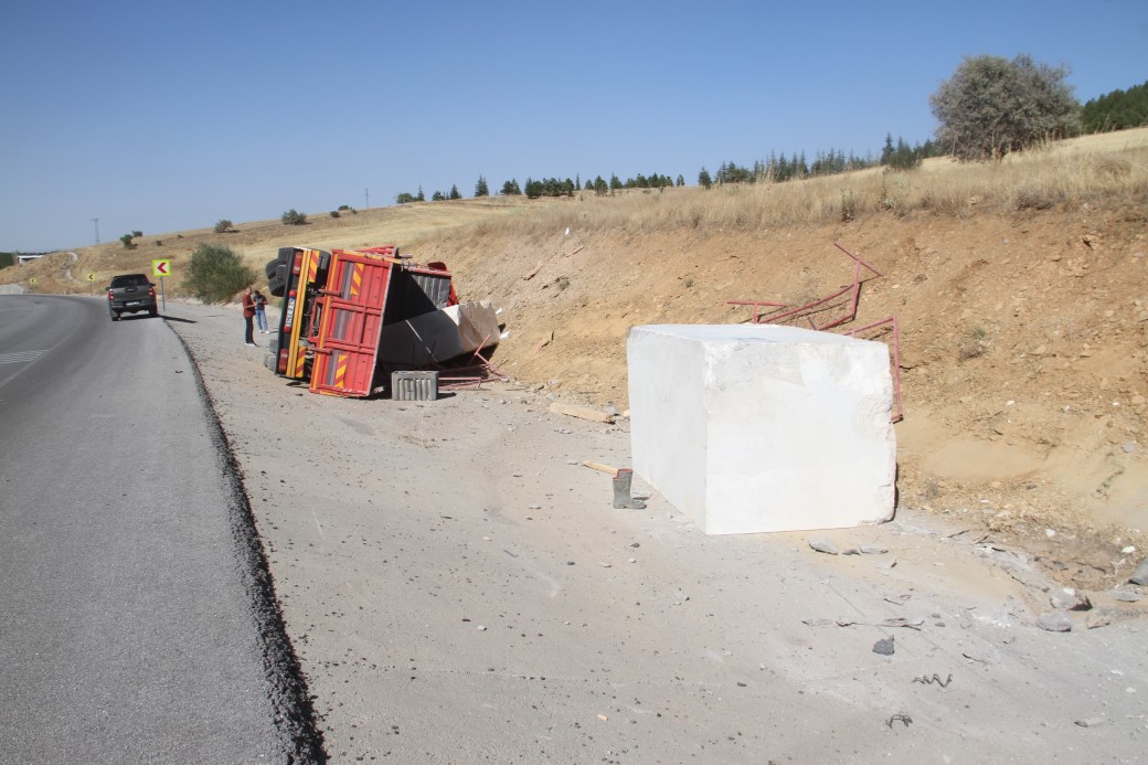 Konya’da mermer blok ve tomruk taşıyan tırlar devrildi: 2 yaralı