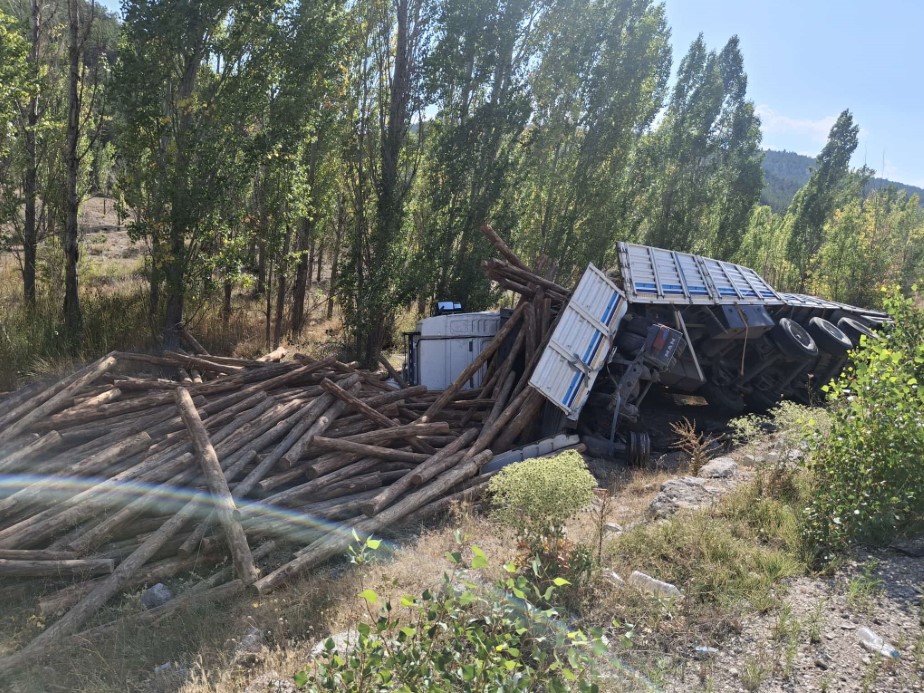 Konya’da mermer blok ve tomruk taşıyan tırlar devrildi: 2 yaralı