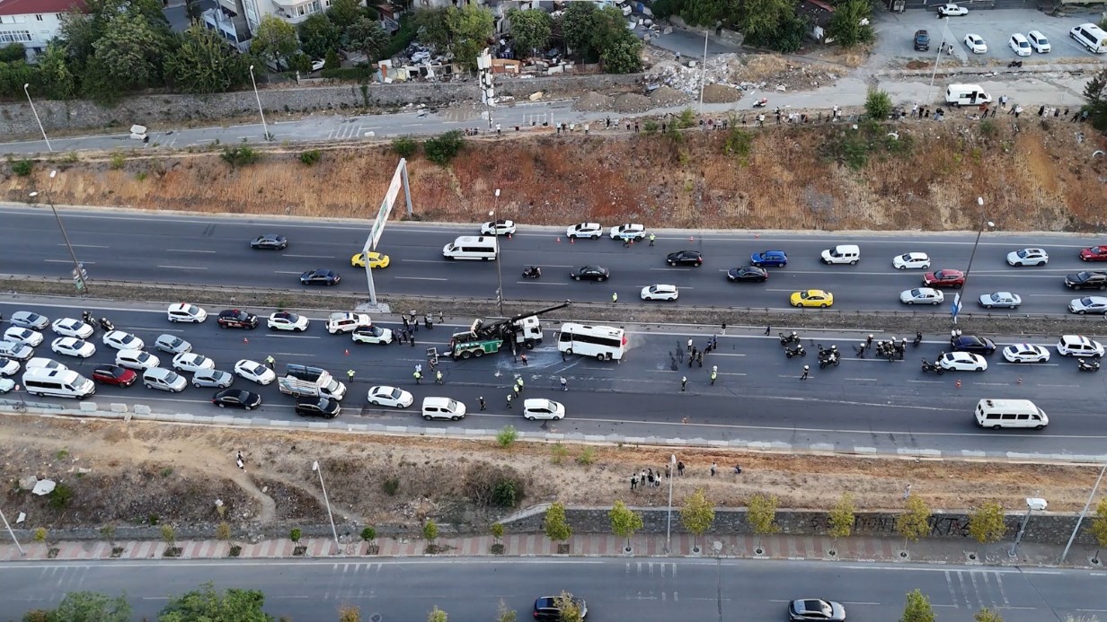 Ümraniye’de servis midibüsü devrildi: 8 yaralı