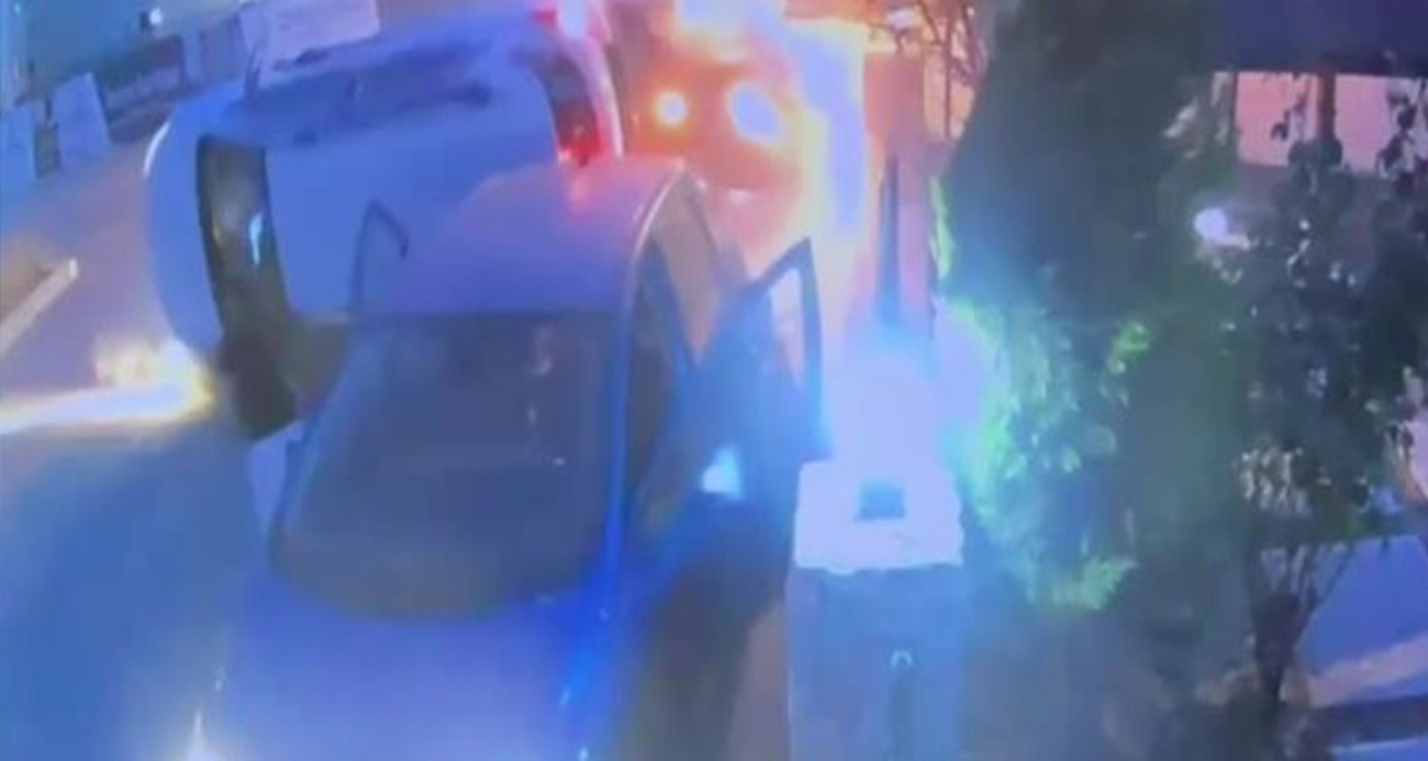 Zincirleme kazada yan yatan otomobilin altında kalmaktan son anda kurtuldu