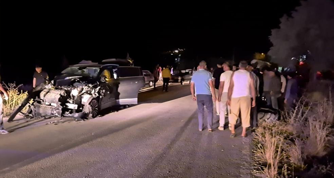 Tali yoldan çıkan traktörle çarpışan araç hurdaya döndü: 6 yaralı