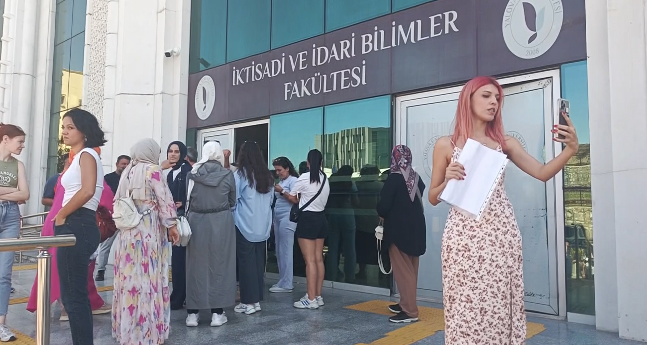 Yalova’da trafik kazası nedeniyle onlarca öğrenci AÖF sınavına geç kaldı