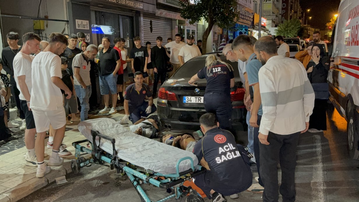 Otomobille çarpışan motosikletteki 2 kişi böyle savruldu: 3 yaralı