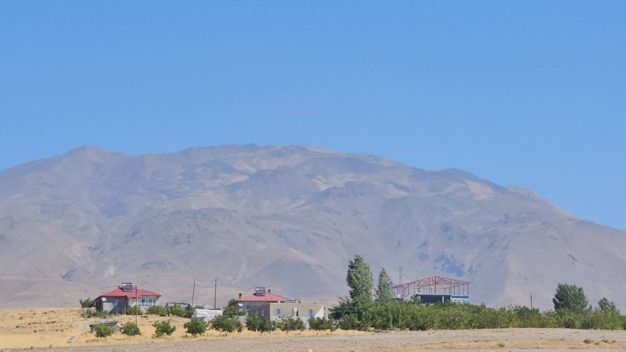 Kuraklık Süphan Dağı’nı vurdu: Aşırı sıcaklar Süphan Dağı’nın karını eritti