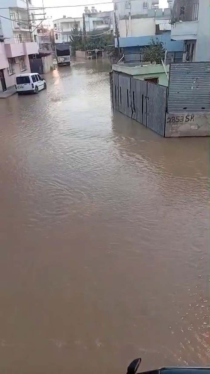 Su borusu patladı, mahalleyi su bastı