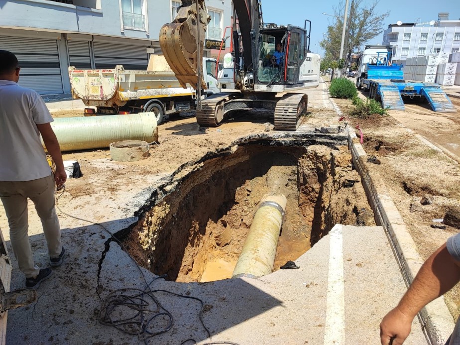 Su borusu patladı, mahalleyi su bastı
