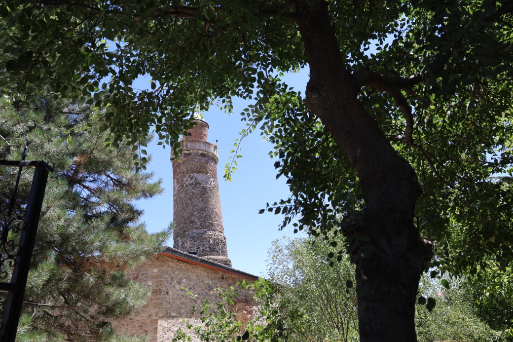 4 bin yıllık Harput’a gelenler, Pisa’dan daha eğri minareyi görünce şaşırıyor