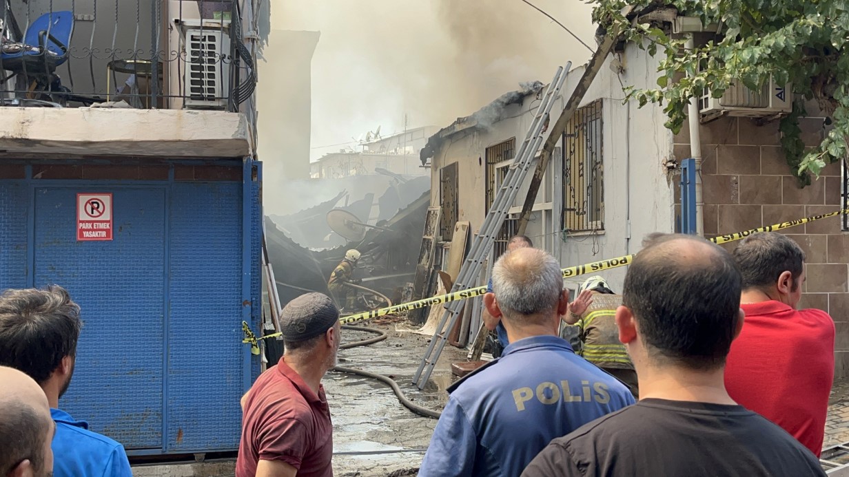Hurdalık yangını büyüdü, evler küle döndü